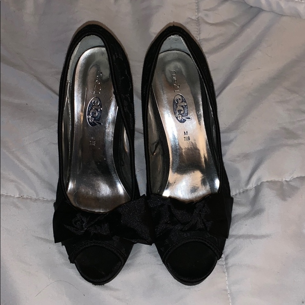 Rue 21 black bow heels